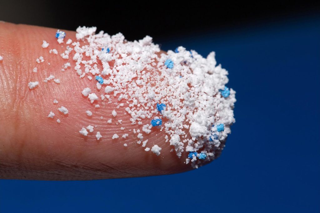 Microplastic on Finger 1024x682 Новости